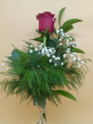 Rosa roja de 70 cm. arreglada.