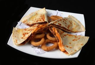 Кесадия с бавно печено дърпано свинско (400г)