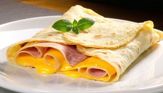 Naleśnik z żółtym serem i szynką