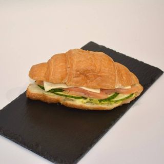 Круассан с семгой