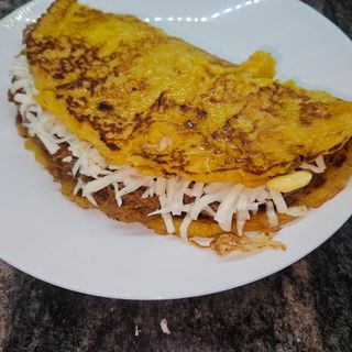 Cachapa de bacon y queso amarillo