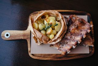 Coaste de porc bbq cu cartofi la cuptor