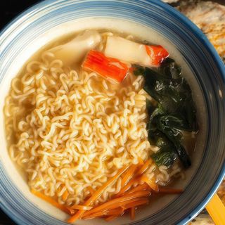Spaghetti in brodo con surimi, alghe e carote