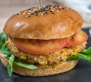 Hamburguesa Crispy Chicken y Patatas Fritas