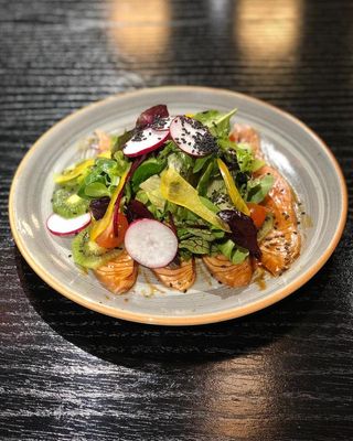 Салат с запеченным лососем под соусом "Терияки"