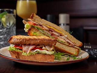 Сендвіч Цезар на бріоші з куркою та беконом (310g)