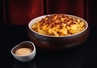 Patatine Dippers con Salsa Cheddar e Candy Bacon