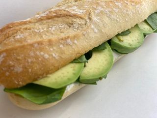 Entrepà de formatge philadelphia,alvocat, espinacs frescos i tomàquet