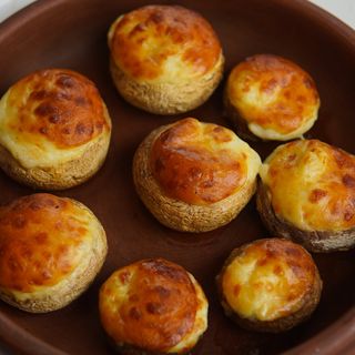 Печериці фаршировані сиром сулугуні