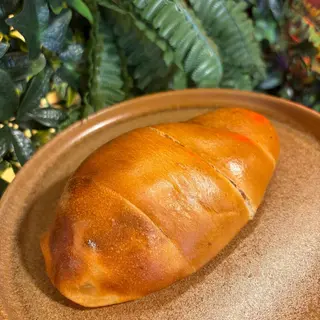 Cachito de jamón de pavo y queso crema.