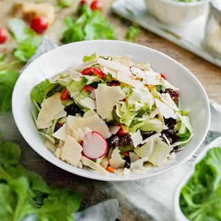 Микс от свежи салати с хрупкави зеленчуци