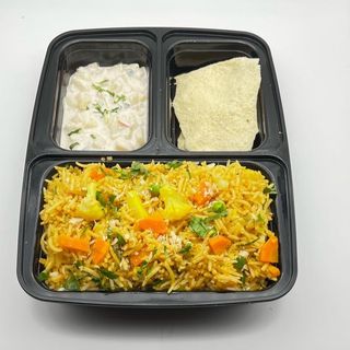 Veg. biryani e salsa di yogurt con verdure