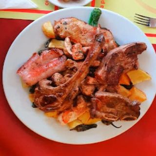 Costilla De Cordero Con Guarnición