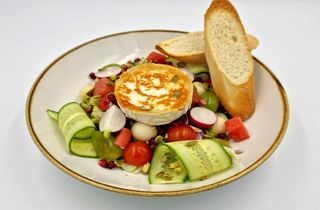 Sałatka z kozim serem z sosem vinegrette