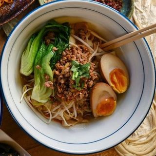 Tagliatelle raschiati a coltello con suino stufato