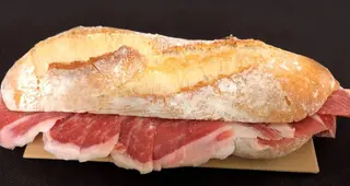 Bocadillo de jamón serrano y tomate