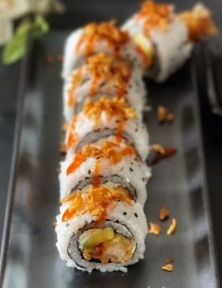 346.  Uramaki Ebi    con cebollas fritas 
