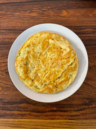 Tortilla de gambas, ajo y perejil