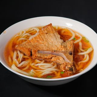 Ramen fatti a mano in brodo con costata di maiale