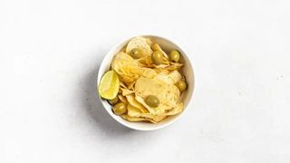 Chipsy z oliwkami i limonką