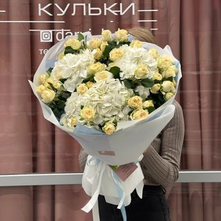 Букет з 3 гортензією та 11 гілок кущовою трояндою Саммер роуз