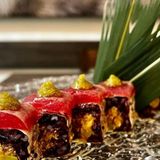 GREEN TUNA - Riso nero, crepe di soia, julienne di patate fritte, peperoni grigliati, salsa yuzu pepper e sashimi tonno.