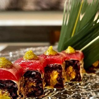 GREEN TUNA - Riso nero, crepe di soia, julienne di patate fritte, peperoni grigliati, salsa yuzu pepper e sashimi tonno.