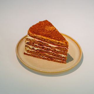 თაფლის ნამცხვარი მარწყვით Honey cake with strawberries