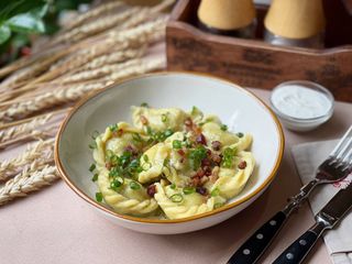 Козацькі вареники з пшоном, рваною свининою та грибами (220г)