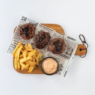 Телешки кюфтета с гарнитура пресни пържени картофки и сос