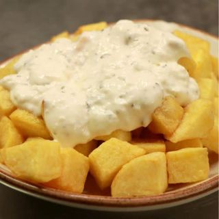 Patatas tres salsas cabrales alioli y brava