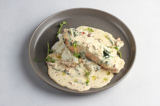 Филе семги со сливочным соусом из шпината и вяленых томатов (250/100г)