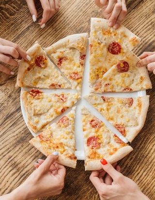 Піца сирна з салямі (550г)