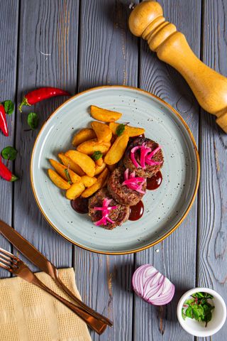 Рулет из баранины с пряными картофельными дольками (350г)