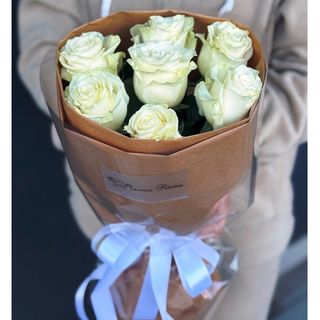 7 білих PREMIUM троянд з пакуванням