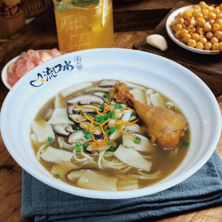 Fideos de caldo seta con  jamoncito de pollo y verduras 养生菌汤鸡腿面/米线