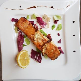 Somon la gratar cu garnitura