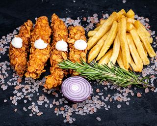 Pui crispy cu cartofi prăjiți și sos usturoi