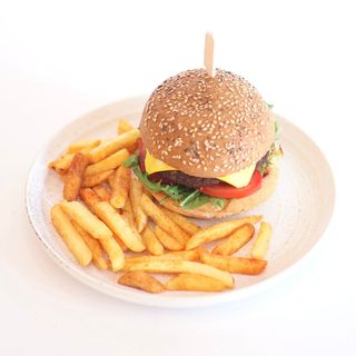 Бургер с говяжьей котлетой