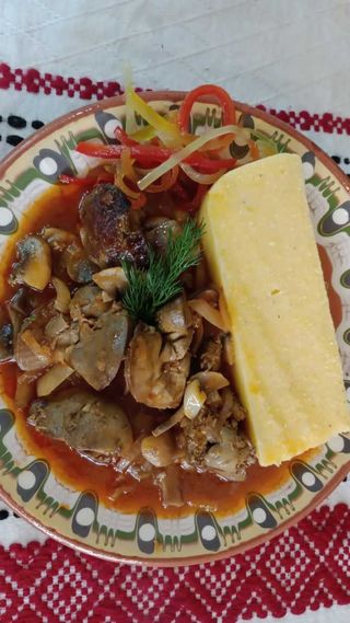 Ficăţei cu ceapă şi mămăliguţă