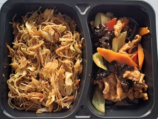 Porc cu ardei, urechi de lemn si spaghete din orez