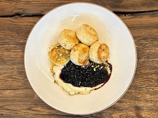 Сирники зі сметаною та чорничним джемом (280g)