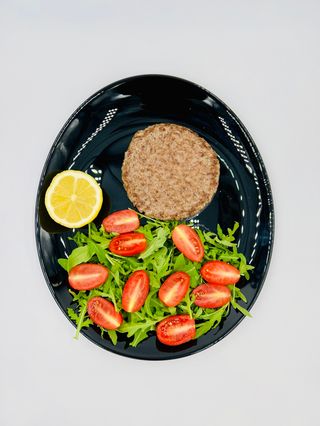 Hamburger di Carne alla Griglia Con Rucola,Pomodorini E Limone