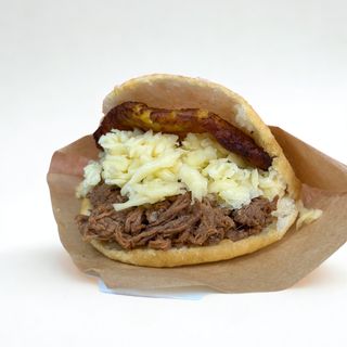 Arepa de mechada especial