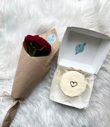 წითელი ვარდი და ტორტი