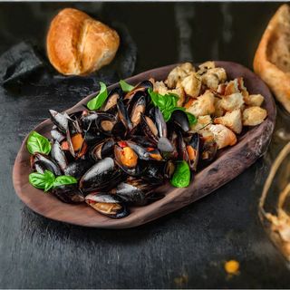 Midii in sos de vin alb cu roșii și busuioc cu crutoane