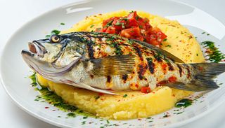 Dorada la grătar cu mămăliga și usturoi