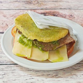 Arepa de atún, queso y ensalada (lechuga, tomate y cebolla) 