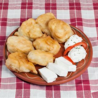 Uštipci sa kajmakom i suhim mesom