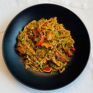 Fideos yakisoba oriental con verduras y proteína vegetal